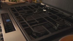 230794KCV01_KSGS330SPS-Edge-to-Edge-Grate-Design_No-VO_Feature_16x9_15s_CA_FR.mp4